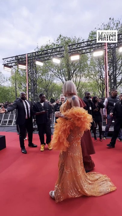 Sur le tapis rouge des Flammes, des looks toujours plus fous avec Clémence Botino, DemDem, Zaho, Océane, Eva...