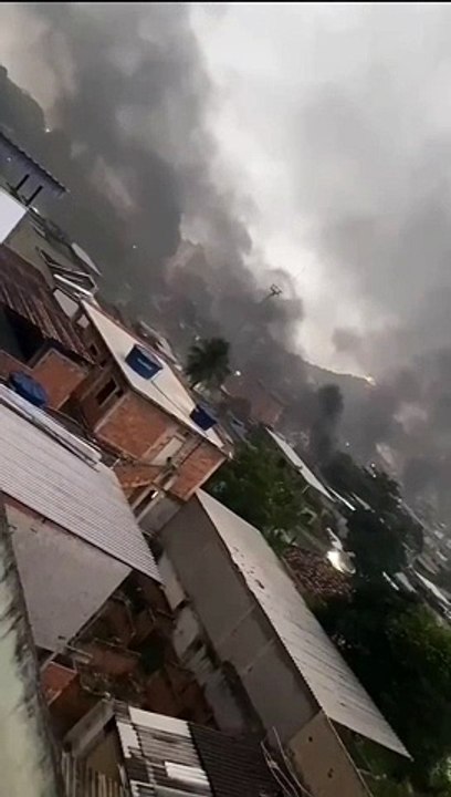 Quartel general do tráfico amanhece em chamas na Zona Norte do Rio
