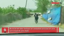 Motosikletiyle ön kaldırdı, kayarak yere düştü