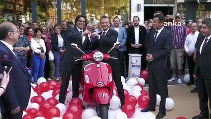 Özgür Özel Denizli Belediye başkanına verdiği sözü tuttu: Kırmızı bir motosiklet hediye etti