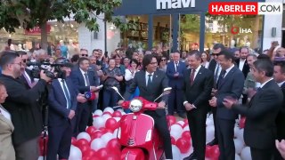 Sözünü tutan CHP Lideri Özel, büyükşehir belediyesine kırmızı motosikletle gitti