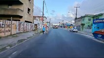 Carro colide e derruba semáforo em Maceió, deixando feridos