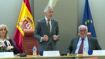 Ministros y socialistas arropan a Sánchez mientras que el PP tilda de pantomima su reflexión