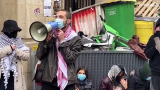 طلاب معهد الدراسات السياسية المرموق في باريس يتظاهرون دعمًا للفلسطينيين