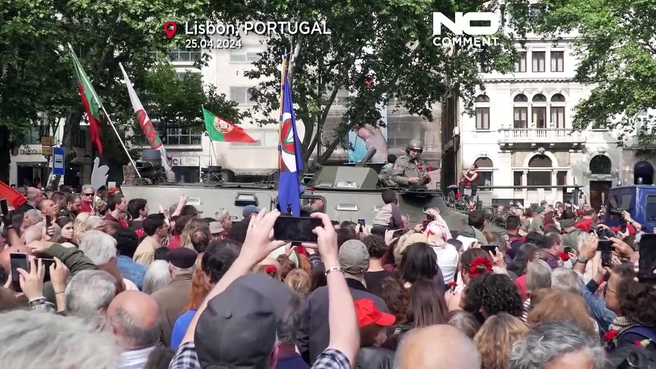 Zehntausende Menschen feierten in Portugal die Nelkenrevolution