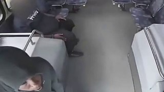 Asaltante recibe bala por conductor de autobús que defendió a pasajeros