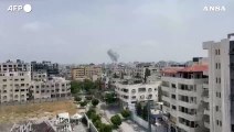 Gaza, colonne di fumo si alzano tra i palazzi della citta'