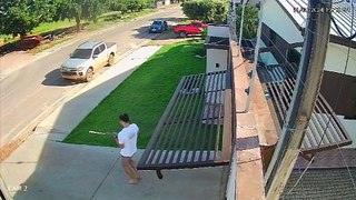 Vídeo mostra mãe e filho fugindo e rindo para a câmera
