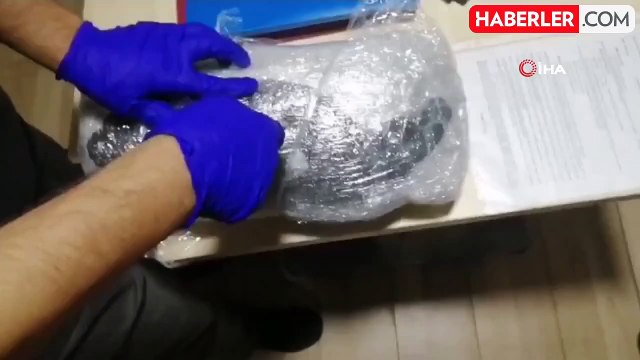 Naftalinle kaplanmış paketten esrar çıktı