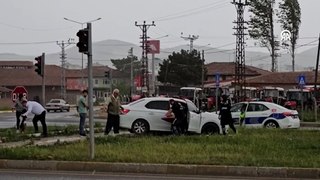 Hafif ticari araç ile otomobil çarpıştı, 4 kişi yaralandı