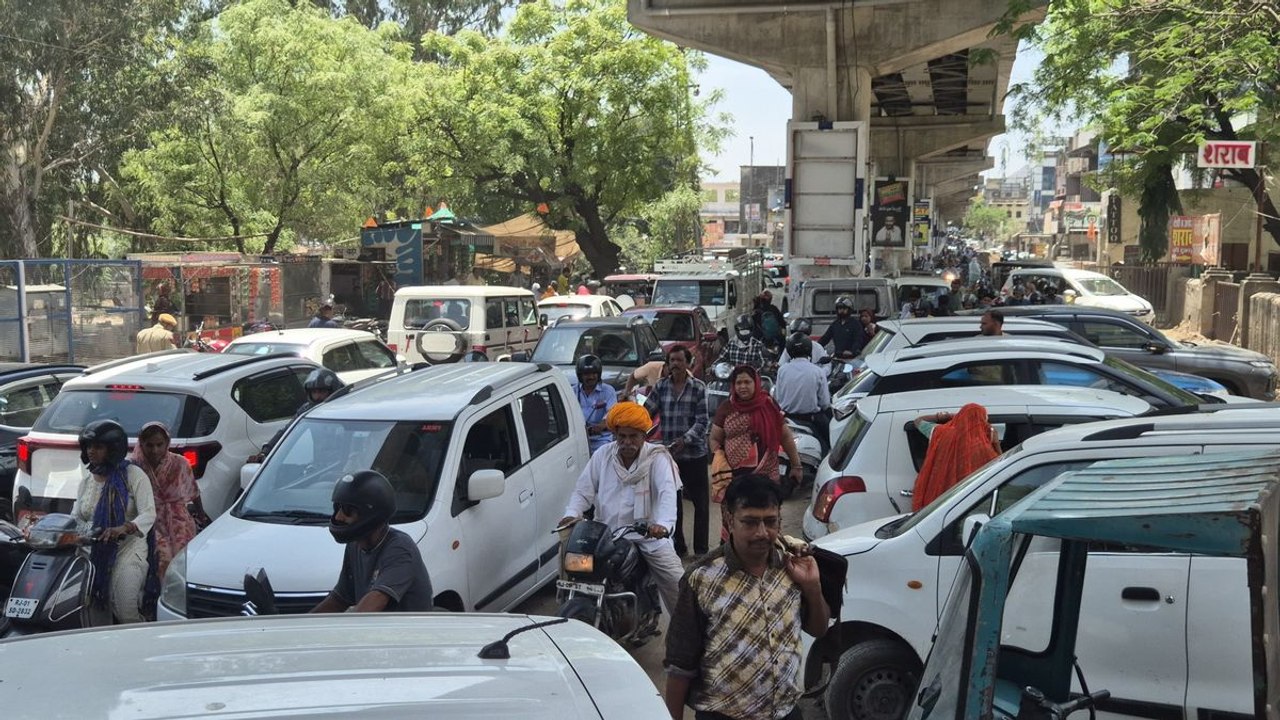 कचहरी रोड पर फिर जाम. . .फंसी एंबुलेंस, रोज होते विवाद