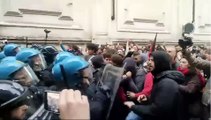 Torino, tensioni al G7: gli studenti tentano di sfondare il cordone di polizia