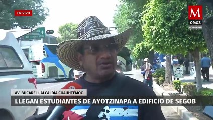 Familiares de los 43 normalistas llegan a la SEGOB en CdMx; bloquean Av. Bucarrelli