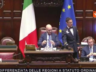 Pd sventola Tricolore in Aula in risposta a deputata con maglia "Vento del Nord"