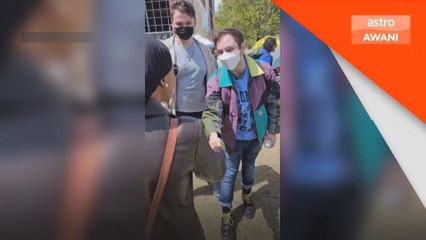 Ilhan Omar melawat peserta tunjuk perasaan