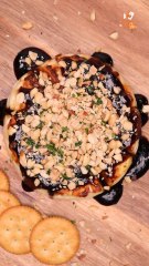 Queso panela asado con salsa agridulce y cacahuates
