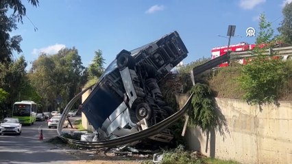 Çamaşır makinesi yüklü tır devrildi