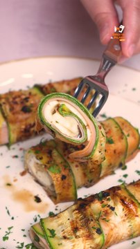 Rollitos de calabaza con queso panela y jamón y Queso asado con chile y salsas negras