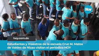 Estudiantes y maestros de la Escuela Cruz María Matos de Valdez