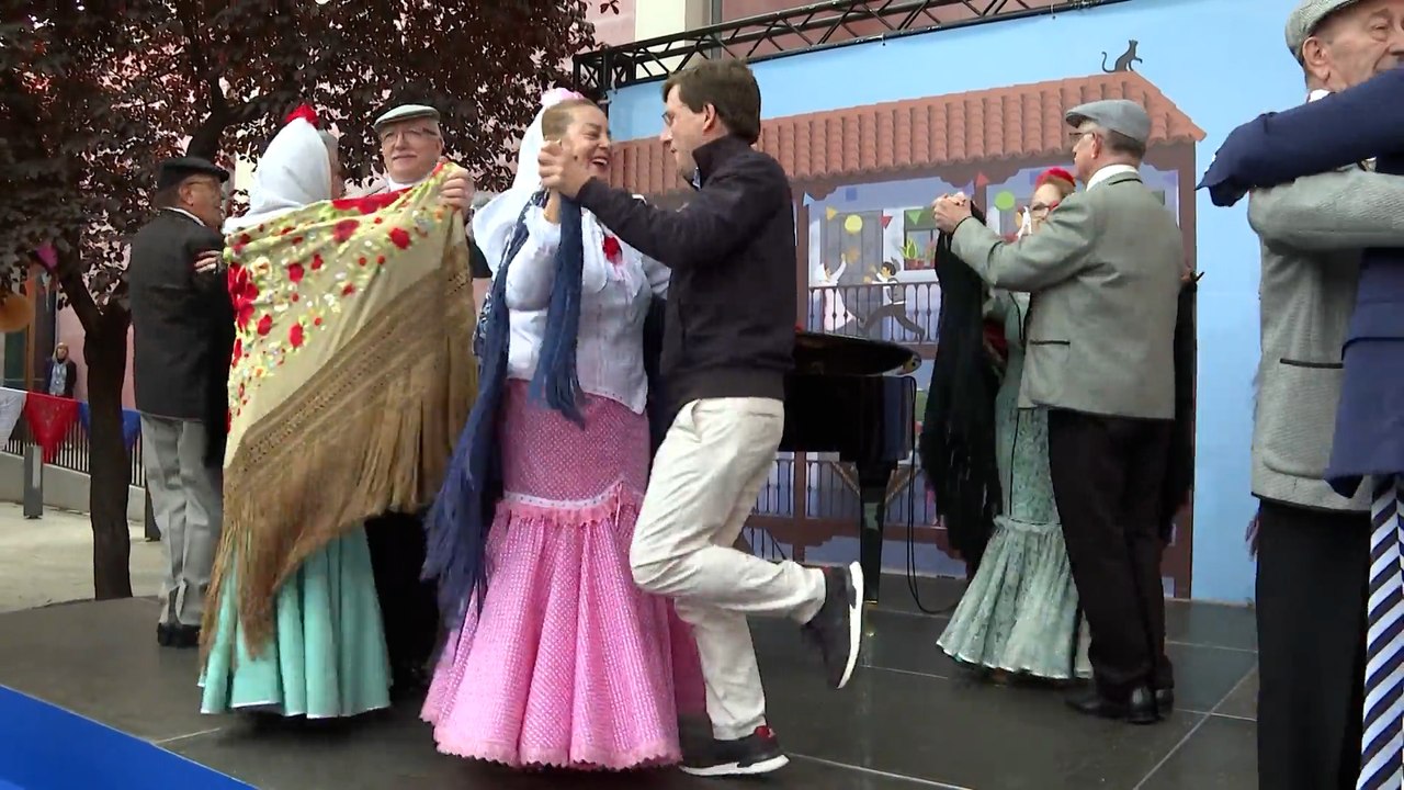 Almeida baila otro chotis en la presentación de las fiestas de San