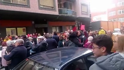 Simpatizantes de Pedro Sánchez frente a la sede del PSOE de León
