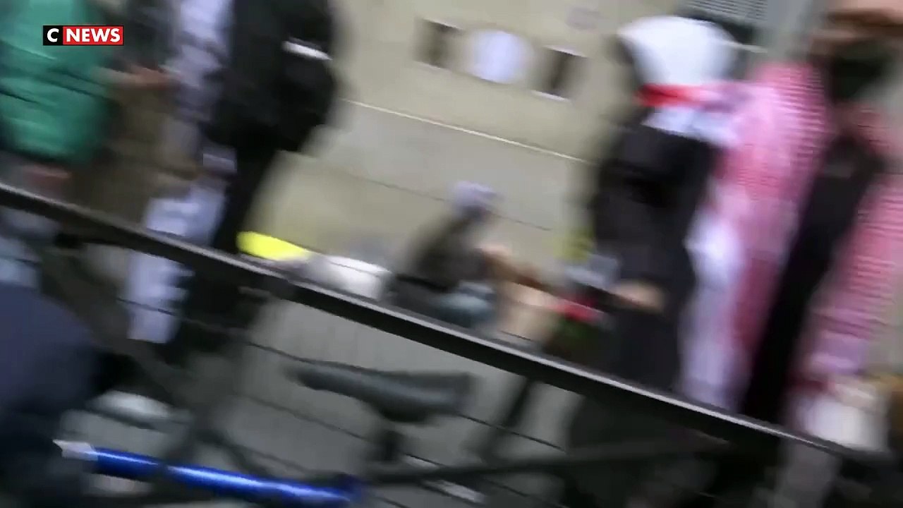 Science Po occupé : Les images révoltantes des journalistes de Cnews agressés aux cris de "fachos, cassez-vous",  sous les yeux du député LFI Aymeric Caron, qui ne s'interpose pas