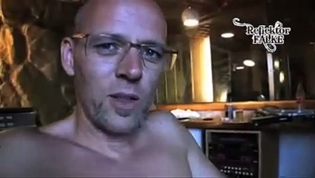 Thomas Duerr als Thomas D. erklärt ＂Reflektor Falke Lektionen in Demuth 11. 0＂ auf dem m.a.r.s.