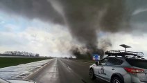 Un gigantesco tornado taglia la strada alle auto nel Nebraska: ribaltato un tir