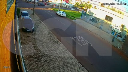 Câmera flagra acidente entre camionete e Voyage na Rua Paraguai