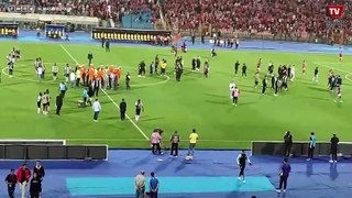 جمهور الأهلي يحتفل مع اللاعبين بعد نهاية المباراة  ويهاجم لاعبي مازيمبي
