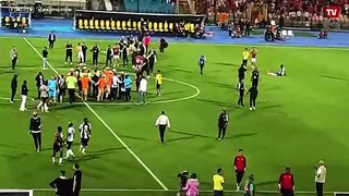 فريق مازيمبي يحاصر حكم المباراة بعد نهايتها اعتراضًا عليه
