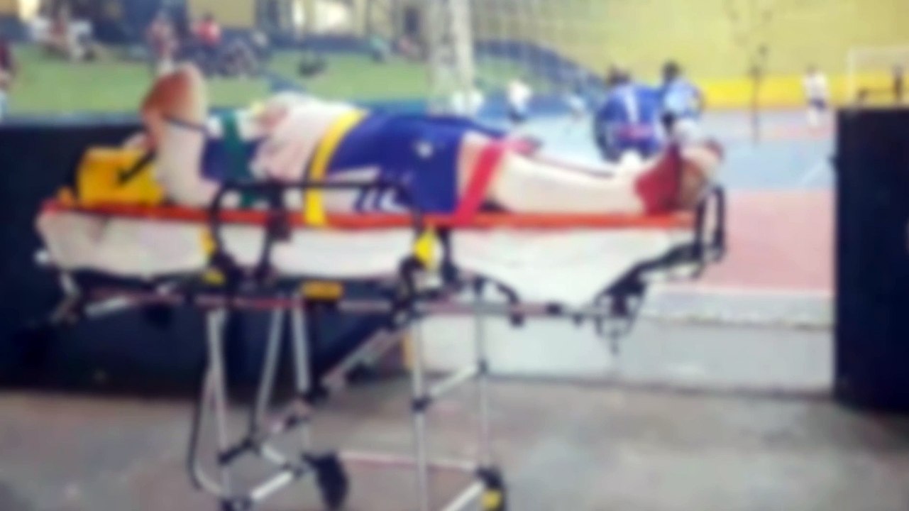 Mulher sofre luxação em tornozelo ao cair durante jogo de futebol