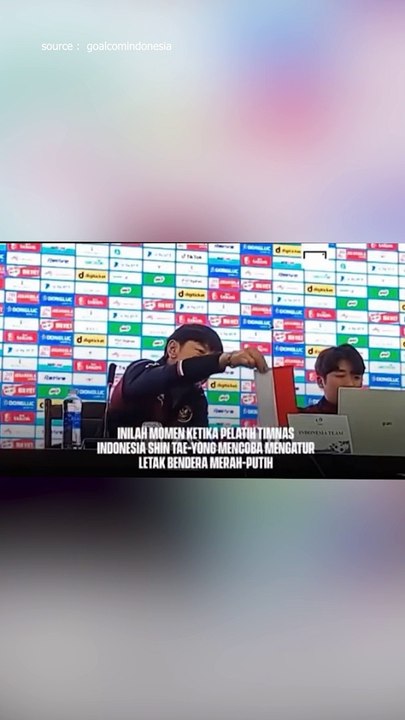 Mengharukan! Coach STY Betulkan Posisi Bendera Indonesia