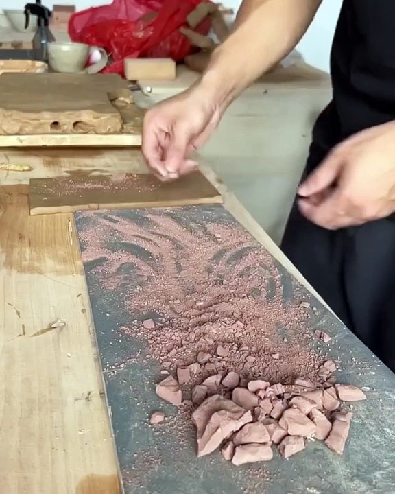 This artist creates miniatures with clay ️1