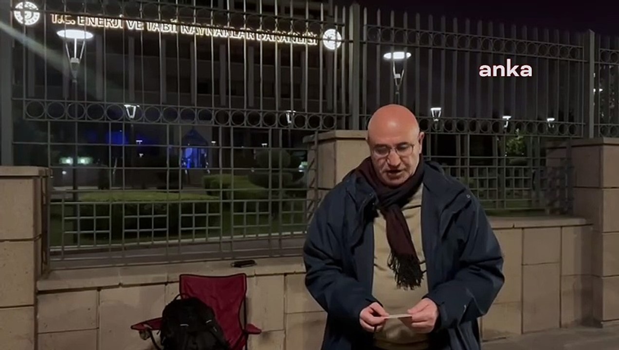 CHP'li Mahmut Tanal, bakanlık önünde eylem başlattı!
