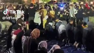 ABD'deki Ohio Üniversitesi'nin Hristiyan öğrencileri,  Gazze protestosunda namaz kılan Müslüman öğrencileri polisten böyle korudu!