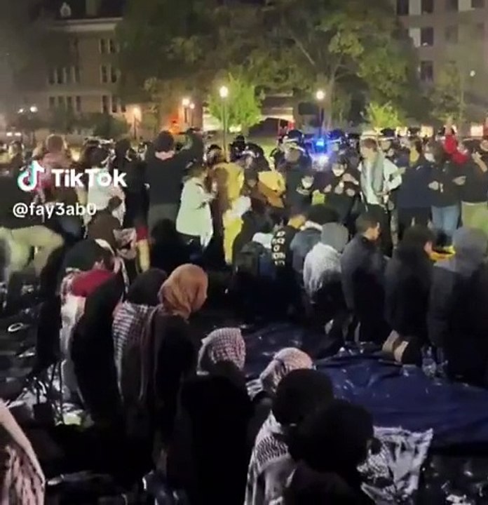 ABD'deki Ohio Üniversitesi'nin Hristiyan öğrencileri,  Gazze protestosunda namaz kılan Müslüman öğrencileri polisten böyle korudu!