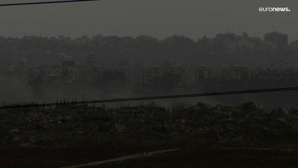 سماء غزة بين طرود المساعدات الإنسانية وتصاعد الدخان الناتج عن الانفجارات