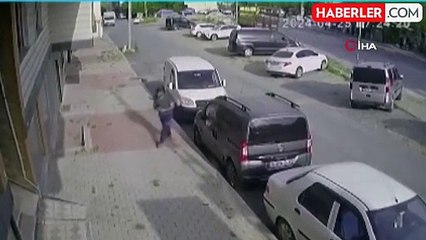 Park ettiği aracının el frenini çekmeyi unutunca araç metrelerce böyle kaydı