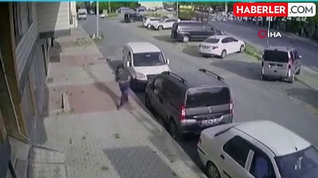 Park ettiği aracının el frenini çekmeyi unutunca araç metrelerce böyle kaydı