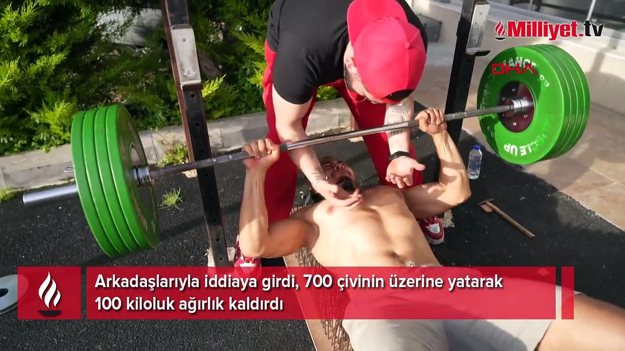Arkadaşlarıyla iddiaya girdi, 700 çivinin üzerine yatarak 100 kiloluk ağırlık kaldırdı