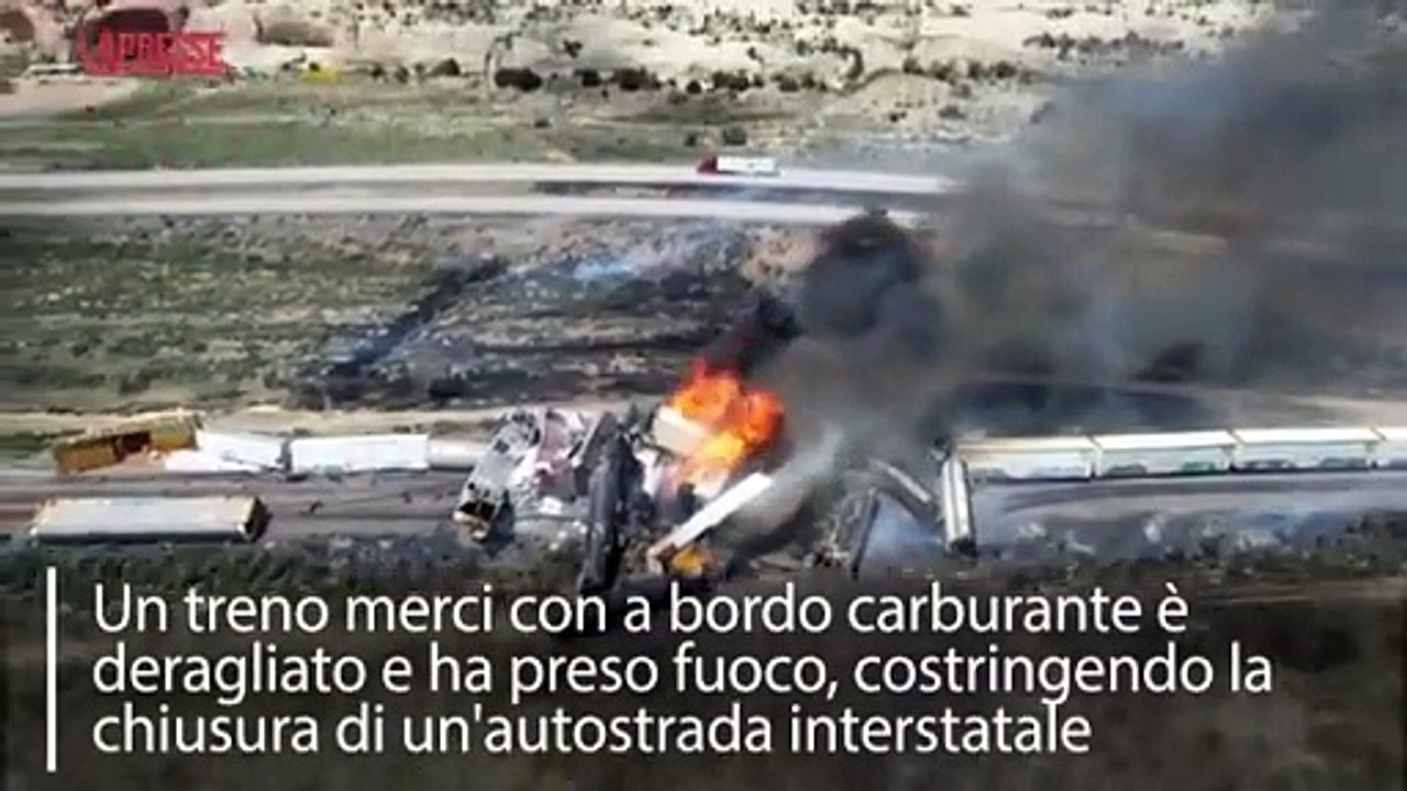 Usa, treno merci deraglia e prende fuoco: vagoni accartocciati e fiamme che divampano