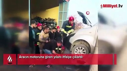 Aracın motoruna giren yılanı itfaiye çıkardı