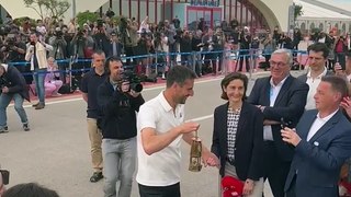 Tony Estanguet monte sur le Belem, la flamme olympique en main