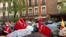 Militantes y simpatizantes del PSOE comienzan a llegar a la sede de Ferraz