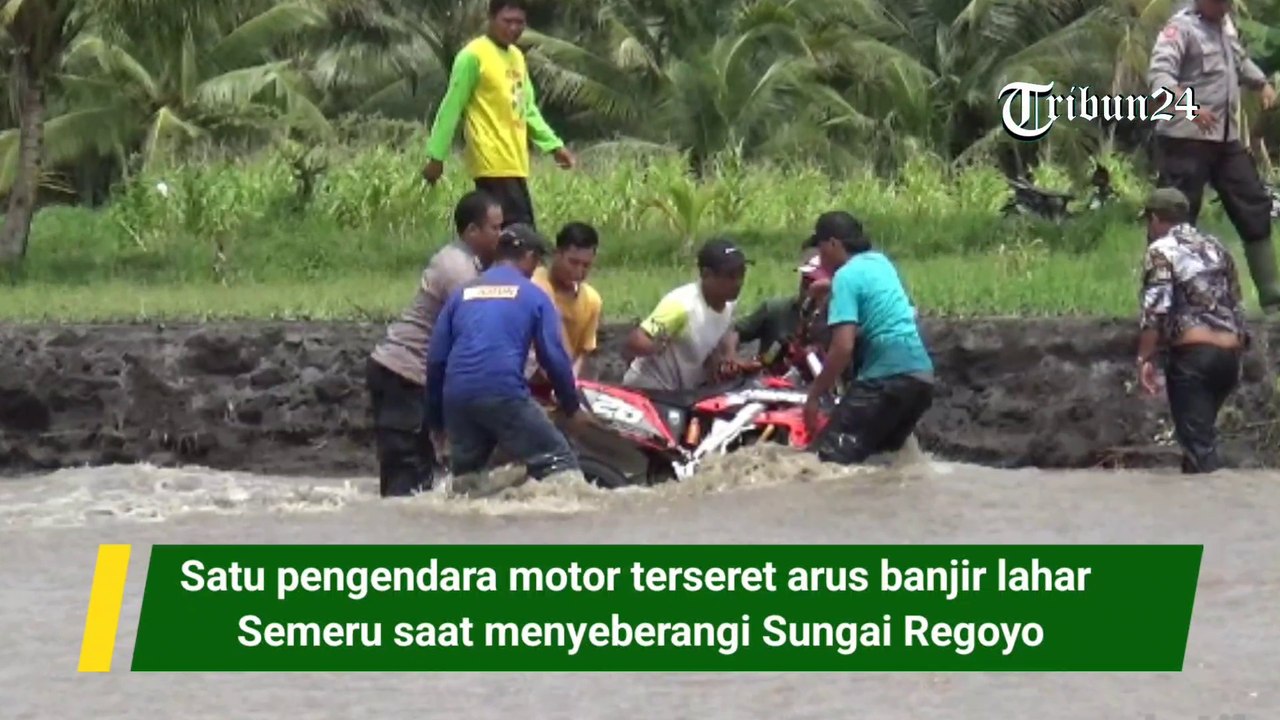Satu pengendara motor terseret arus banjir lahar Semeru saat menyeberangi Sungai Regoyo