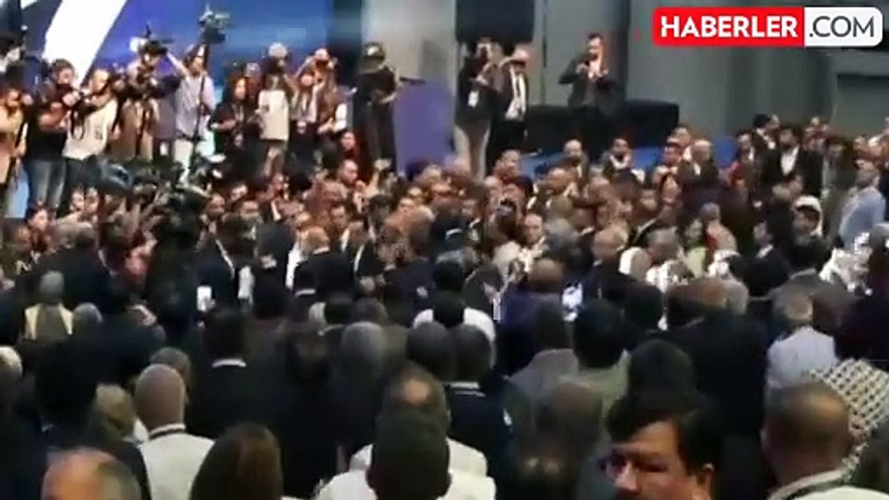 İYİ Parti'de kurultay günü! Akşener, veda konuşmasını yapmak için salona giriş yaptı