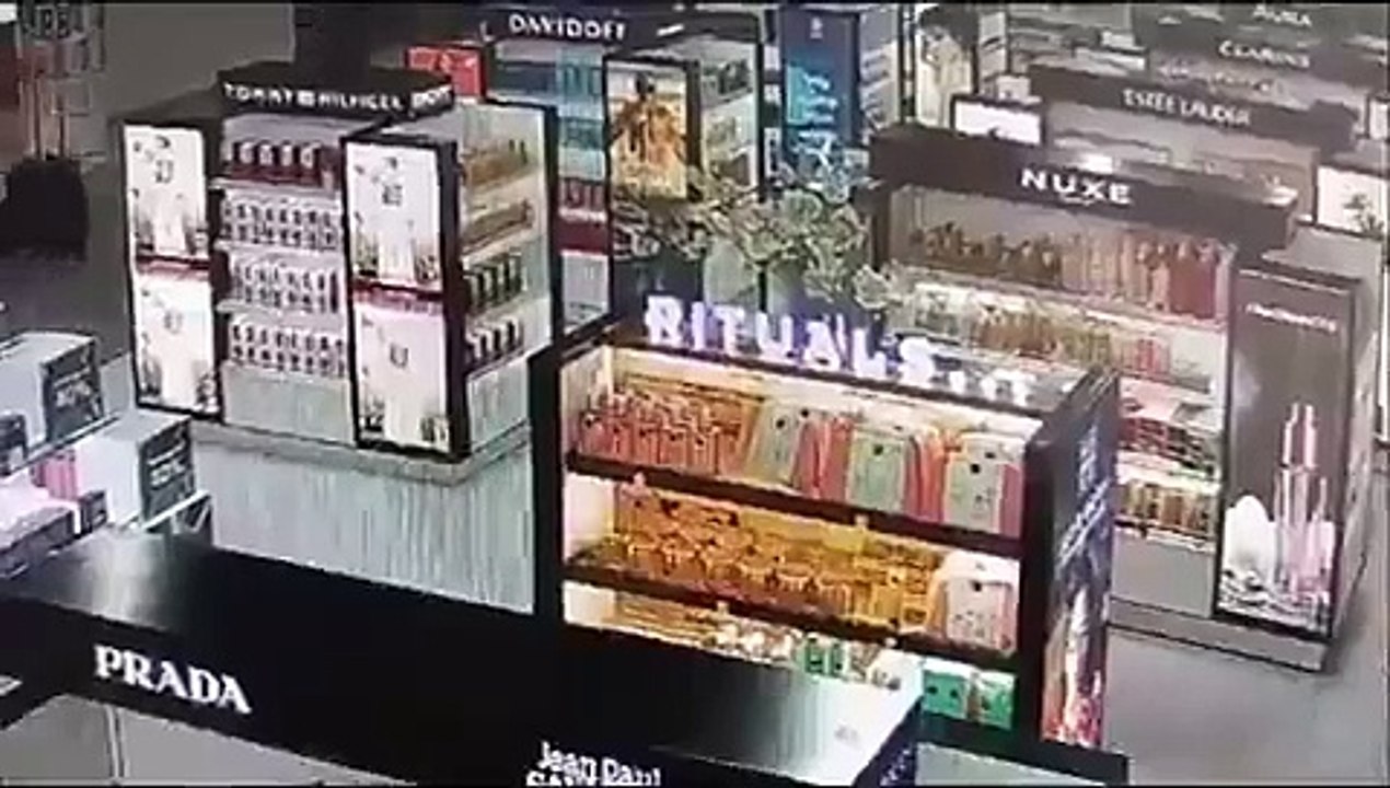 Hakem Matej Boltauzer hırsızlıktan yakalandı!