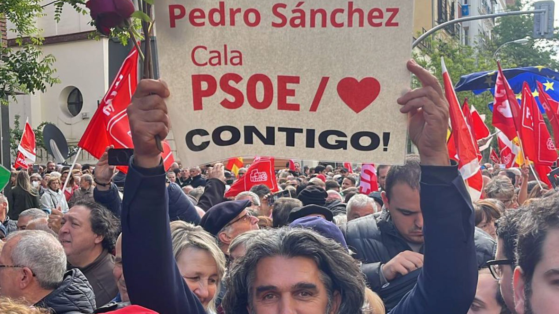 Multitudinaria manifestacin en la sede del PSOE en apoyo a Pedro Snchez: "Estamos contigo"