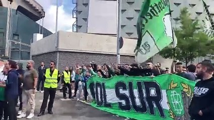 Los Supporters animan el entrenamiento del Betis previo al derbi contra el Sevilla